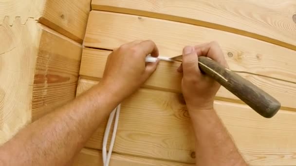 接缝和裂缝的密封 木制房屋在高度与喷雾器 油漆注射器和密封胶在一个高度的金属脚手架 — 图库视频影像