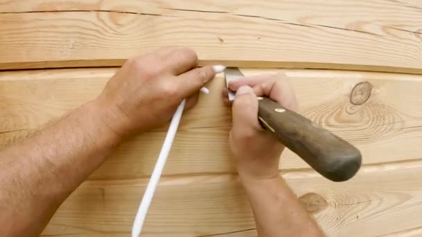 接缝和裂缝的密封 木制房屋在高度与喷雾器 油漆注射器和密封胶在一个高度的金属脚手架 — 图库视频影像