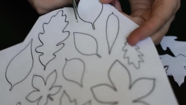 Découpe Feuilles Papier Blanc Arbres Avec Ciseaux Sur Modèle Imprimé — Video