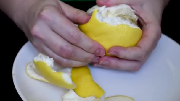 白いプレートに手を持つ白いジューシーなグレープ フルーツをスキニング — ストック動画