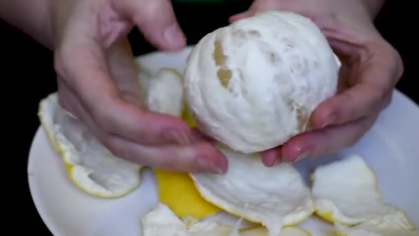 Découpage Pamplemousse Juteux Blanc Avec Les Mains Sur Une Assiette — Video