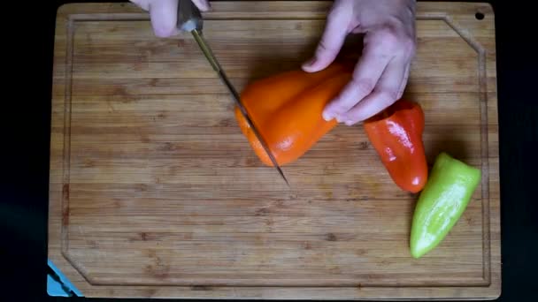 Corte Com Uma Faca Colorida Anéis Maduros Pimentão Estabelecem Padrões — Vídeo de Stock