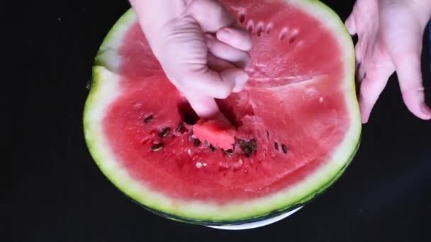 Schneiden Sie Die Wassermelone Reif Gestreift Grün Mit Rotem Fruchtfleisch — Stockvideo