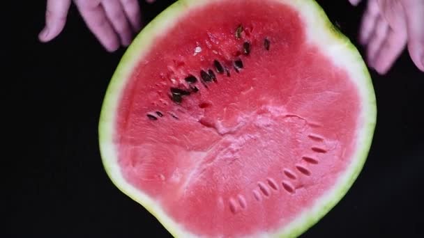 Skuren Vattenmelon Mogna Randig Grön Med Röd Saftiga Köttet Inne — Stockvideo