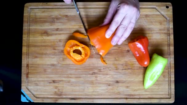 Skär Med Kniv Som Färgade Mogna Ringar Paprika Lay Mönster — Stockvideo