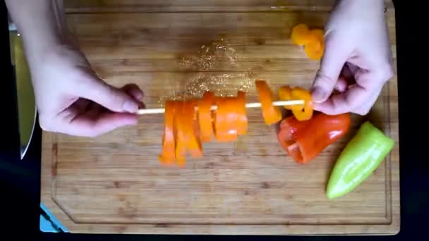 Couper Avec Couteau Anneaux Mûrs Colorés Poivron Disposer Des Motifs — Video