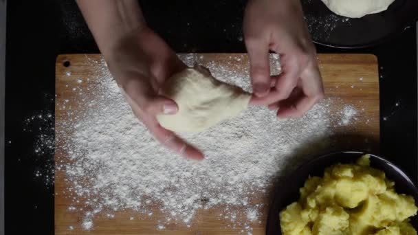 Grönskande Degen Kavla Degen Jäst Att Göra Pajer Med Potatis — Stockvideo