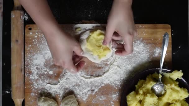 Grönskande Degen Kavla Degen Jäst Att Göra Pajer Med Potatis — Stockvideo