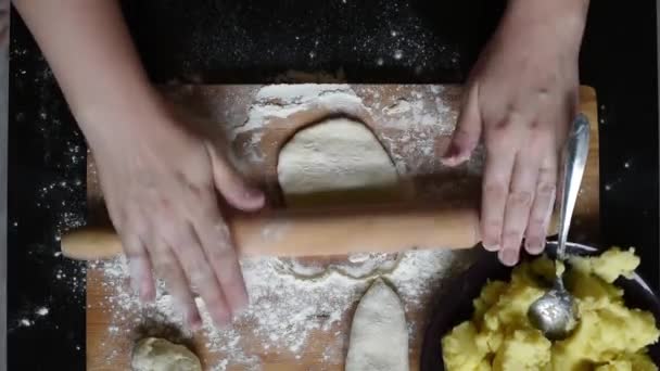 Saftiger Teig Hefeteig Ausrollen Pasteten Mit Kartoffeln Zwiebeln Und Dill — Stockvideo