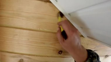 Keten tohumu yağı kaplama, koruma, güzellik ve estetik oturma evde çalışma şartları için ahşap bir ev duvarları boyama 