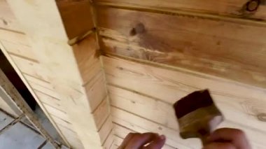 Keten tohumu yağı kaplama, koruma, güzellik ve estetik oturma evde çalışma şartları için ahşap bir ev duvarları boyama