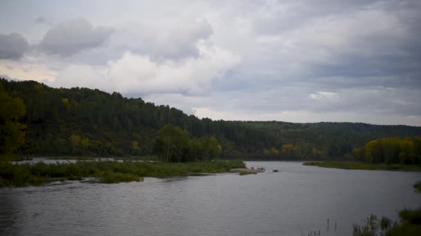 秋天的风景与河流和山脉 树上的黄色 绿色树叶风暴秋天的天空与灰色的沉重的云彩 — 图库视频影像