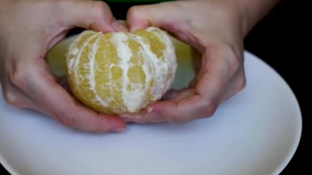 把手放在白色盘子上的白色多汁柚子剥皮 — 图库视频影像