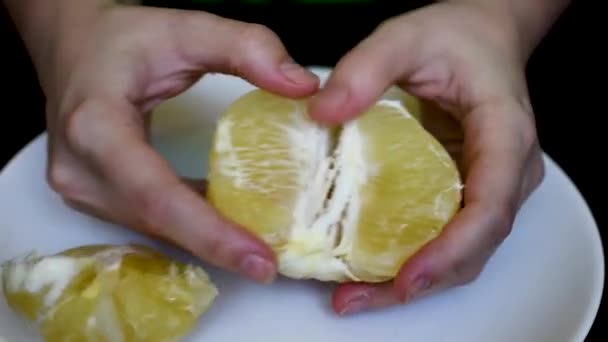 Освежевать Белый Сочный Грейпфрут Руками Белой Тарелке — стоковое видео