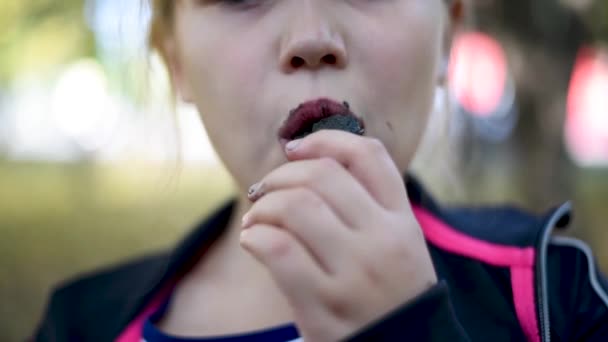 Baby Meisje Eten Ijs Zwart Een Wafel Kegel Zomer Achtergrond — Stockvideo