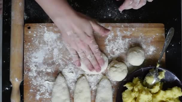 Пышные Бабки Раскатайте Дрожжевое Тесто Сделать Пироги Картошкой Луком Укроп — стоковое видео