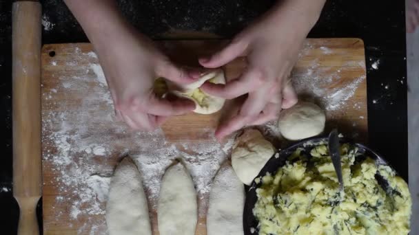 Dinero Exuberante Estirar Masa Levadura Para Hacer Pasteles Con Papas — Vídeos de Stock