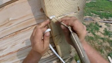 Mühürleme eklem ve çatlaklar silikon dolgu macunu ve izolasyon, izolasyon, boya, boya ve metal bir ağaç yükseklikte dolgu macunu bir şırınga yükseklikte ahşap bir ev boyama 