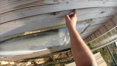 Mühürleme eklem ve çatlaklar silikon dolgu macunu ve izolasyon, izolasyon, boya, boya ve metal bir ağaç yükseklikte dolgu macunu bir şırınga yükseklikte ahşap bir ev boyama 