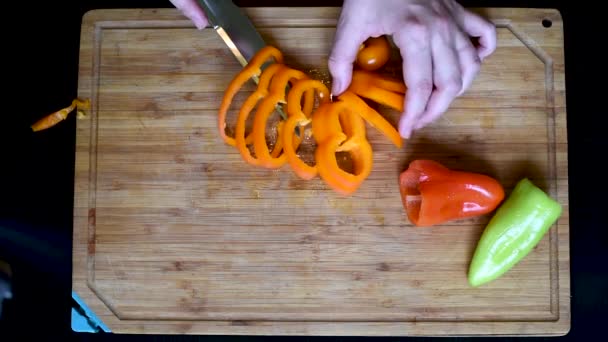 Cięcie Nożem Kolorowe Dojrzałe Pierścienie Papryka Lay Wzorców Losowo — Wideo stockowe