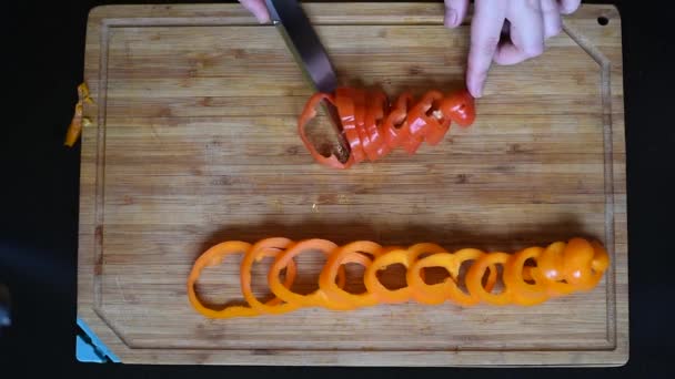 Snijd Met Een Mes Gekleurd Rijp Ringen Van Paprika Lay — Stockvideo