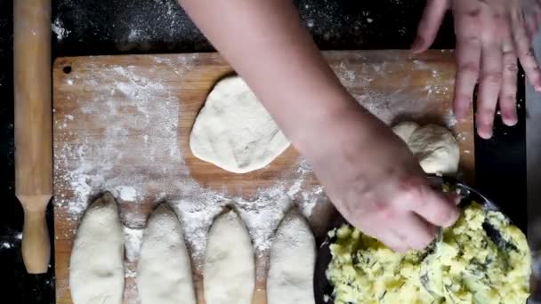 Massa Exuberante Rolar Massa Levedura Para Fazer Tortas Com Batatas — Vídeo de Stock