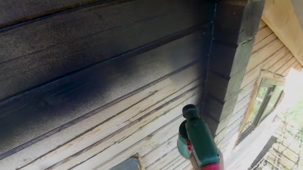 Pintura Casa Madera Barra Por Aerosol Pintura Negra Altura Tiempo — Vídeo de stock