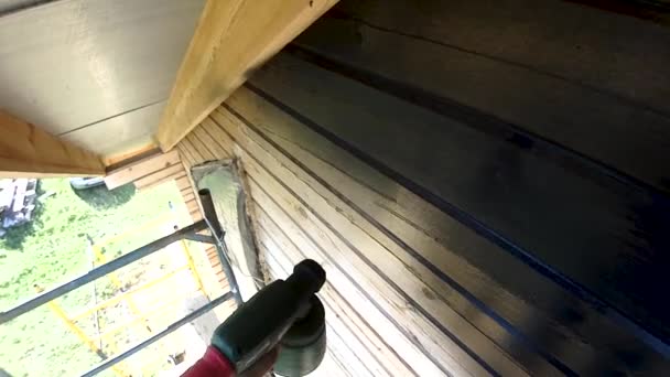 Pintura Casa Madera Barra Por Aerosol Pintura Negra Altura Tiempo — Vídeo de stock