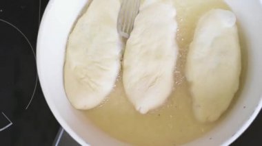 Fry lezzetli ev yapımı yemyeşil turta dolguları beyaz bir Pan sıcak bitkisel yağ içinde çeşitli