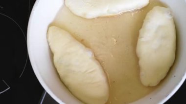 Fry lezzetli ev yapımı yemyeşil turta dolguları beyaz bir Pan sıcak bitkisel yağ içinde çeşitli