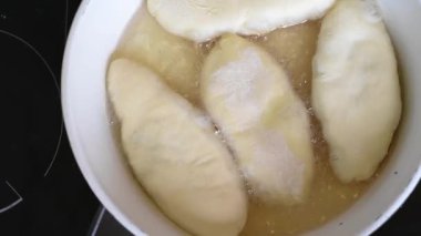 Fry lezzetli ev yapımı yemyeşil turta dolguları beyaz bir Pan sıcak bitkisel yağ içinde çeşitli
