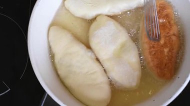 Fry lezzetli ev yapımı yemyeşil turta dolguları beyaz bir Pan sıcak bitkisel yağ içinde çeşitli