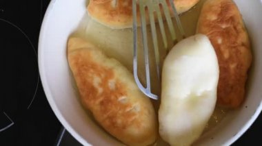 Fry lezzetli ev yapımı yemyeşil turta dolguları beyaz bir Pan sıcak bitkisel yağ içinde çeşitli