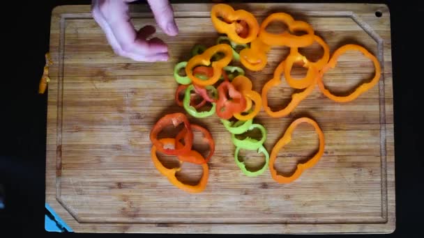 Skär Med Kniv Som Färgade Mogna Ringar Paprika Lay Mönster — Stockvideo