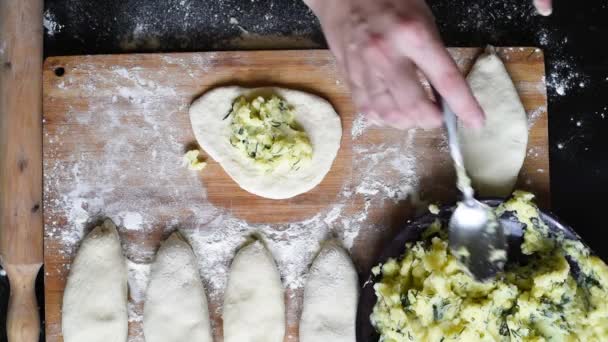 Pasta Lussureggiante Stendere Pasta Lievito Fare Torte Con Patate Cipolle — Video Stock