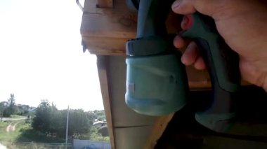 Susuz yaz hava dışında ahşap boyama ve ahşap bir ev boyama için hazırlık yapılmış