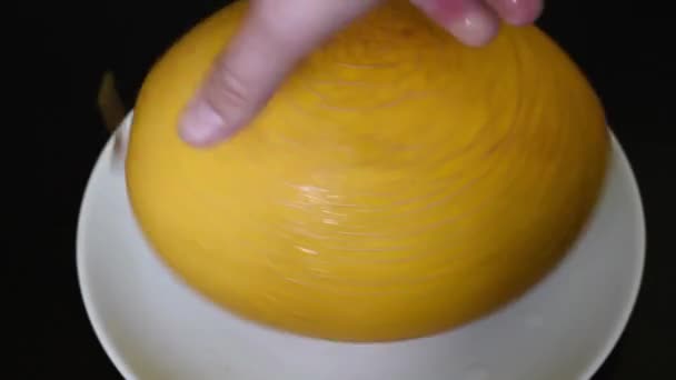 Amarillo Melón Jugoso Maduro Encuentra Plato Blanco Para Cortar Comer — Vídeo de stock