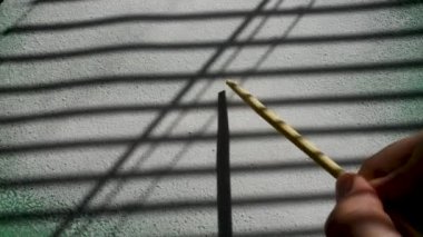 Pencere kenarında kar, kar üzerinde şu çizmek ve müzikal işaretleri, keman anahtar yanlış. Yansıma yatay güneşlikler üzerinden