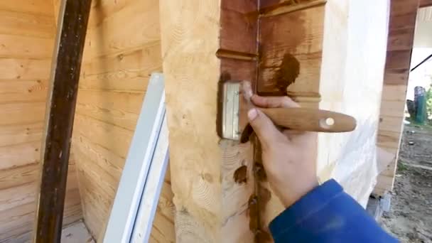 Leinöl Beschichtung Bemalen Der Wände Eines Holzhauses Zur Erhaltung Schönheit — Stockvideo