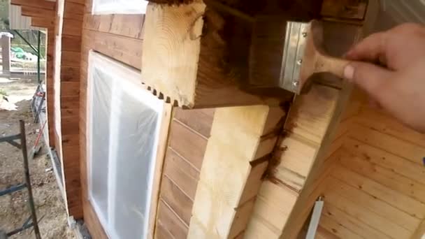 亜麻仁油コーティング 美しさ 家での生活の動作条件における美学を木造住宅の壁を塗る — ストック動画