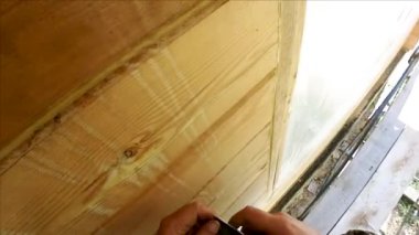 Eklem ve çatlaklar, izolasyon, boyama, ahşap ev bir yükseklikte bir püskürtücü, boya şırınga ve metal iskele yükseklikte dolgu macunu ile sızdırmazlık 