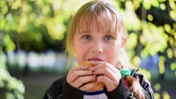 Μωρό Κορίτσι Τρώει Σάντουιτς Στο Φόντο Των Δέντρων Ένα Πικ — Αρχείο Βίντεο