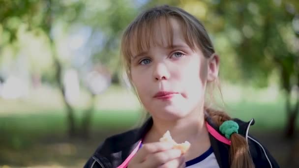 Baby Girl Äta Smörgås Bakgrunden Träd Picknick Sommaren Soliga Vädret — Stockvideo