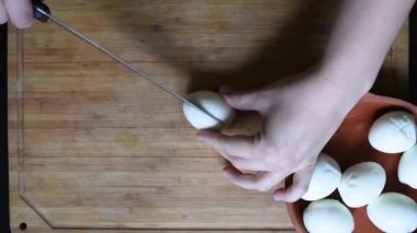 Tavuk yumurtası çeşitli yemekleri, salata, çorba, sandviç hazırlanmasında daha fazla kullanmak için küçük küpler halinde kesilmiş 