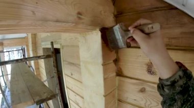 Keten tohumu yağı kaplama, koruma, güzellik ve estetik oturma evde çalışma şartları için ahşap bir ev duvarları boyama 
