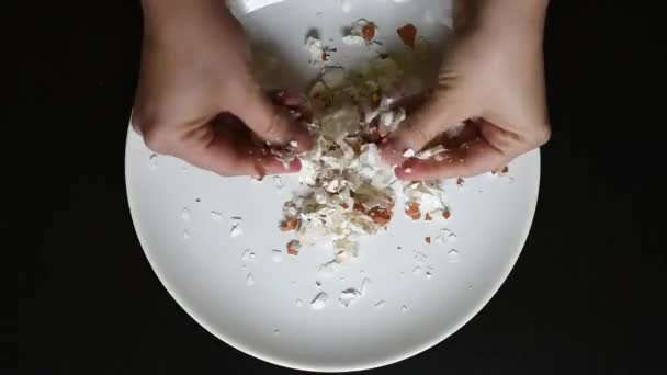 Moa Casca Ovo Com Mãos Para Moer Moer Pequenas Migalhas — Vídeo de Stock