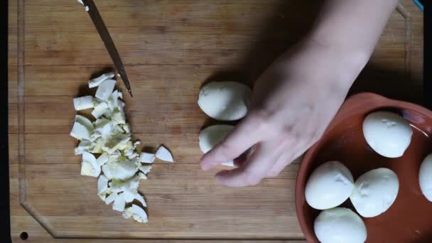 Вырезать Куриные Яйца Небольшие Кубики Дальнейшего Использования Приготовлении Различных Блюд — стоковое видео