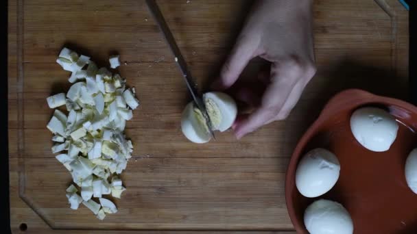 Skär Kyckling Ägg Små Tärningar För Vidare Användning Utarbetandet Olika — Stockvideo