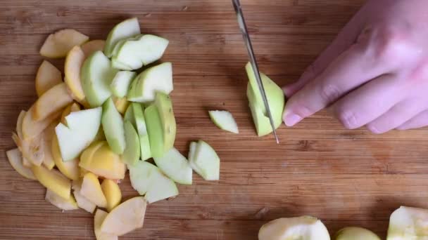 Voorbereiding Snijden Van Appels Geel Groen Maken Een Schoenmaker Taart — Stockvideo