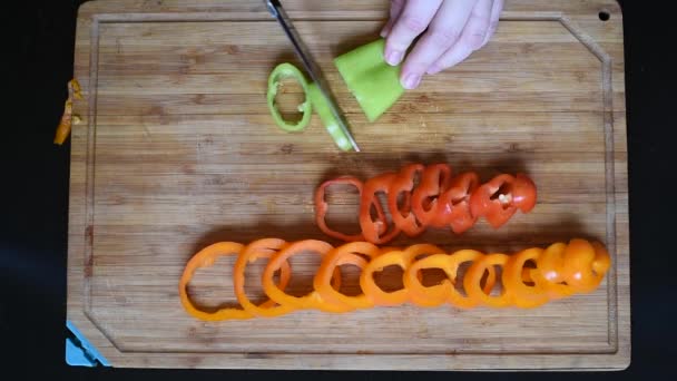 Snijd Met Een Mes Gekleurd Rijp Ringen Van Paprika Lay — Stockvideo